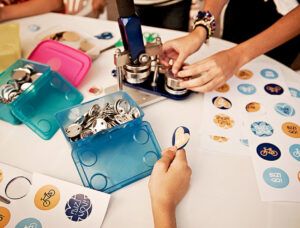 Atelier DIY avec des badges personnalisés créés par les participants